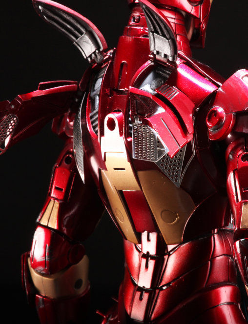Iron Man 1: Iron Man Mark III - Battle Damaged, 1/6 Figur von Hot Toys