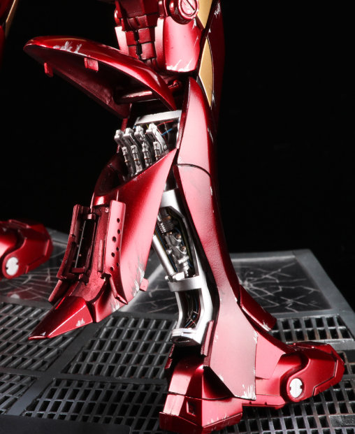 Iron Man 1: Iron Man Mark III - Battle Damaged, 1/6 Figur von Hot Toys