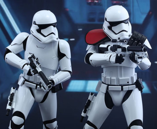 Star Wars - Episode VII - The Force Awakens: First Order Stormtrooper Officer und Stormtrooper, 1/6 Figuren ... https://spaceart.de/produkte/star-wars-first-order-stormtrooper-officer-und-stormtrooper-1-6-figuren-hot-toys-mms335-sw149.php