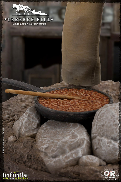 Die rechte und die linke Hand des Teufels: Terence Hill, Statue von Infinite Statue