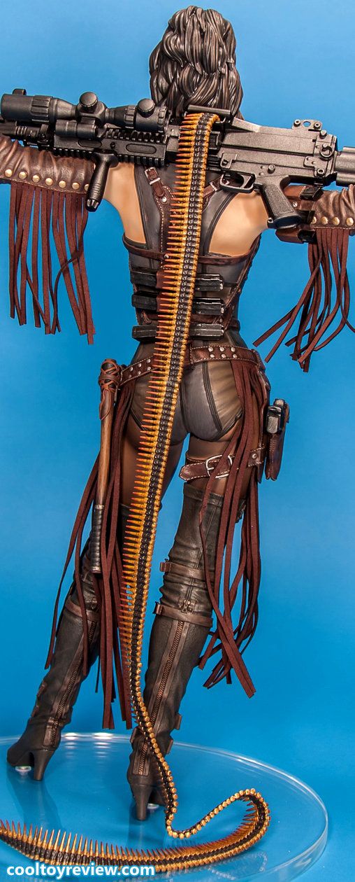 Sucker Punch: Blondie, Statue von Gentle Giant