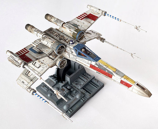 Star Wars - Episode IV - A New Hope: Red-5 Luke Skywalker T-65 X-Wing Fighter, Fertig-Modell von SPACEart