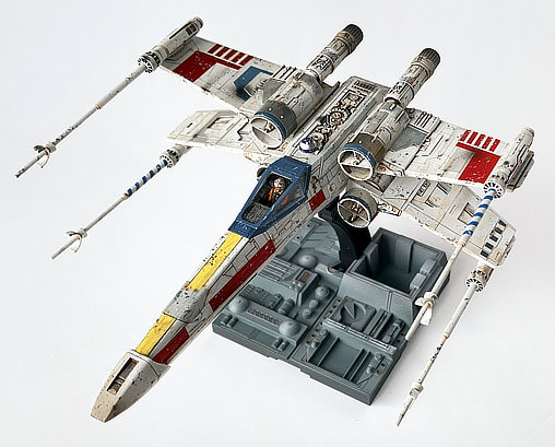 Star Wars - Episode IV - A New Hope: Red-5 Luke Skywalker T-65 X-Wing Fighter, Fertig-Modell von SPACEart