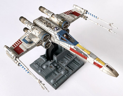 Star Wars - Episode IV - A New Hope: Red-5 Luke Skywalker T-65 X-Wing Fighter, Fertig-Modell von SPACEart