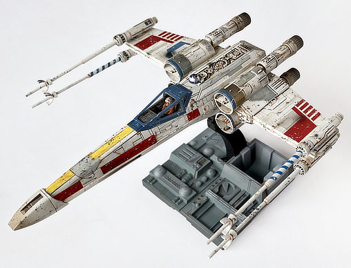 Star Wars - Episode IV - A New Hope: Red-5 Luke Skywalker T-65 X-Wing Fighter, Fertig-Modell von SPACEart