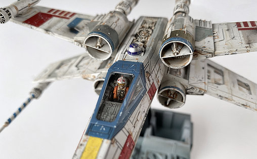 Star Wars - Episode IV - A New Hope: Red-5 Luke Skywalker T-65 X-Wing Fighter, Fertig-Modell von SPACEart