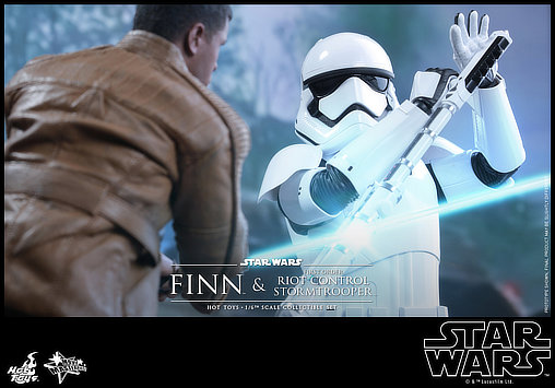 Star Wars - Episode VII - The Force Awakens: Finn und First Order Riot Control Stormtrooper, 1/6 Figur von Hot Toys