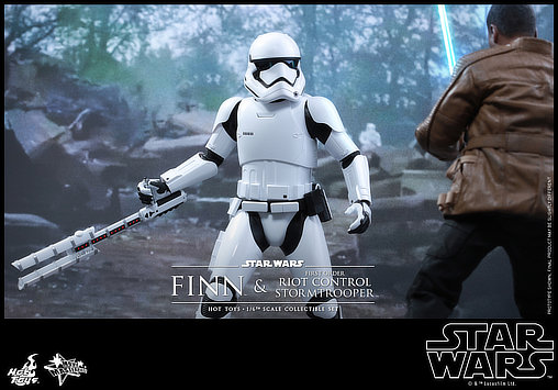 Star Wars - Episode VII - The Force Awakens: Finn und First Order Riot Control Stormtrooper, 1/6 Figur von Hot Toys