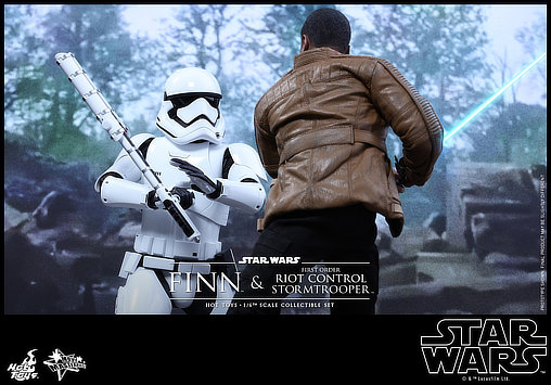 Star Wars - Episode VII - The Force Awakens: Finn und First Order Riot Control Stormtrooper, 1/6 Figur von Hot Toys