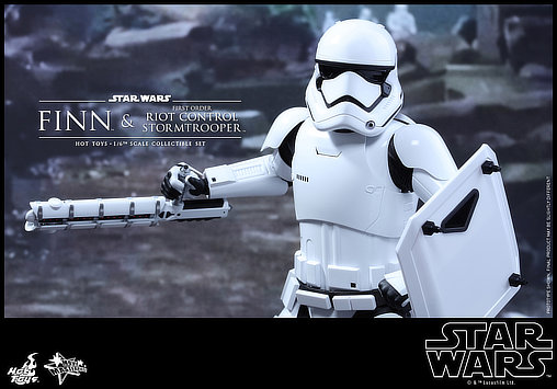 Star Wars - Episode VII - The Force Awakens: Finn und First Order Riot Control Stormtrooper, 1/6 Figur von Hot Toys