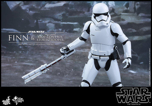 Star Wars - Episode VII - The Force Awakens: Finn und First Order Riot Control Stormtrooper, 1/6 Figur von Hot Toys