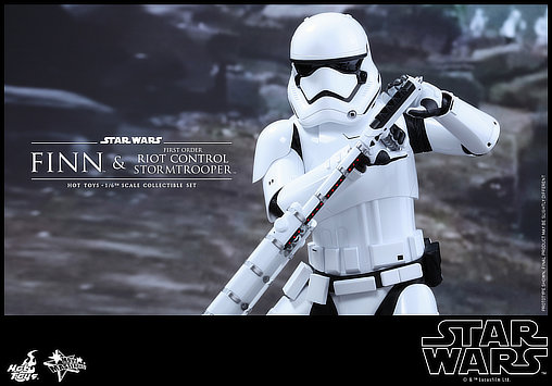 Star Wars - Episode VII - The Force Awakens: Finn und First Order Riot Control Stormtrooper, 1/6 Figur von Hot Toys