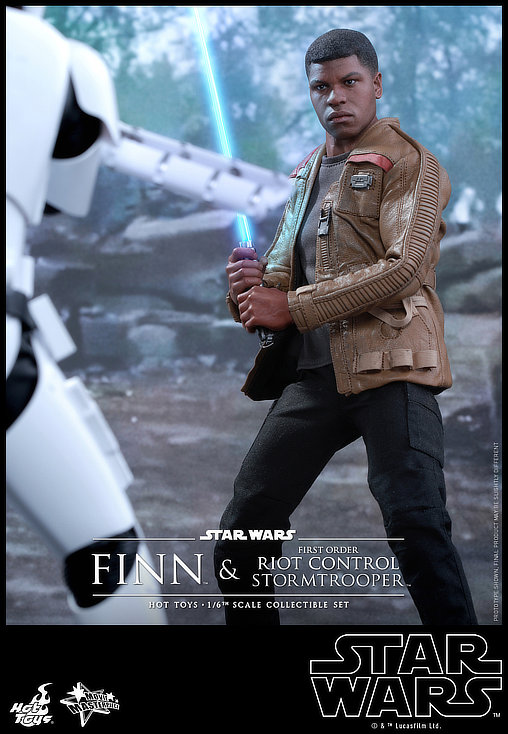 Star Wars - Episode VII - The Force Awakens: Finn und First Order Riot Control Stormtrooper, 1/6 Figur von Hot Toys