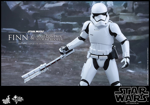 Star Wars - Episode VII - The Force Awakens: Finn und First Order Riot Control Stormtrooper, 1/6 Figur ... https://spaceart.de/produkte/sw110-star-wars-finn-und-first-order-riot-control-stormtrooper-figuren-hot-toys-mms346-902626-4897011178561-spaceart.php