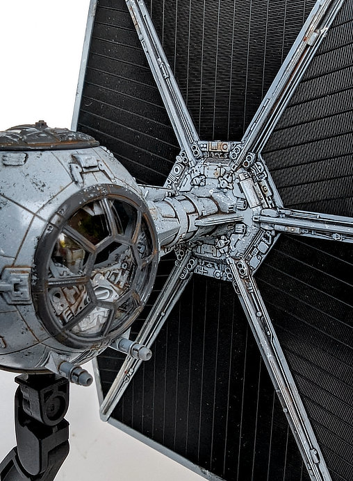 Star Wars: TIE Fighter, Fertig-Modell ... https://spaceart.de/produkte/sw157-star-wars-tie-fighter-modell.php