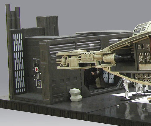 Star Wars: Millennium Falcon - Giant Diorama mit 10 Figuren, Fertig-Modell ... https://spaceart.de/produkte/sw171-star-war-millennium-falcon-giant-diorama-mit-10-figuren-attakus.php