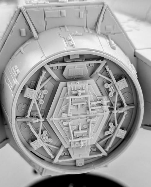 Star Wars - Episode IV - A New Hope: Millennium Falcon - Perfect Grade, Fertig-Modell von Bandai