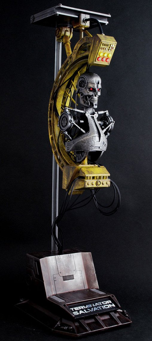 Terminator - Salvation: T-700 Factory Diorama von Hot Toys, weitere Produktansicht 2