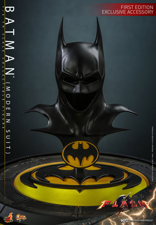 The Flash: Batman - Modern Suit, 1/6 Figur von Hot Toys