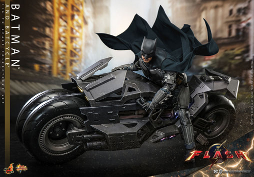 The Flash: Batman and Batcycle, 1/6 Figur von Hot Toys