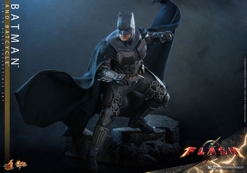 The Flash: Batman and Batcycle, 1/6 Figur von Hot Toys