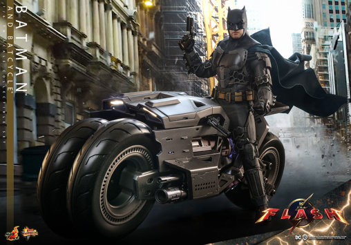 The Flash: Batman and Batcycle, 1/6 Figur von Hot Toys
