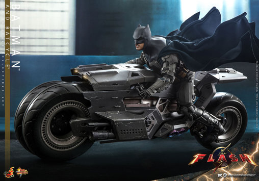 The Flash: Batman and Batcycle, 1/6 Figur von Hot Toys