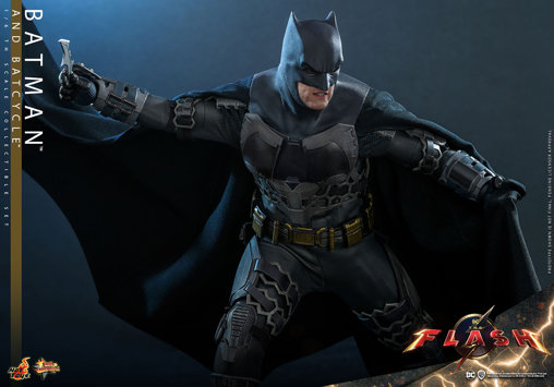 The Flash: Batman and Batcycle, 1/6 Figur von Hot Toys