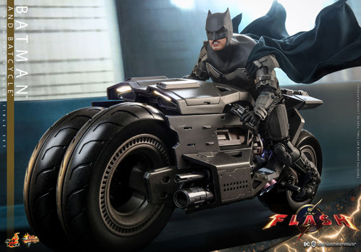 The Flash: Batman and Batcycle, 1/6 Figur von Hot Toys