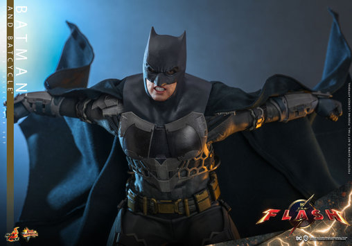 The Flash: Batman and Batcycle, 1/6 Figur von Hot Toys