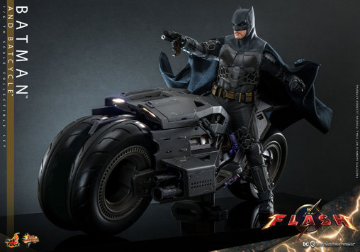 The Flash: Batman and Batcycle, 1/6 Figur von Hot Toys