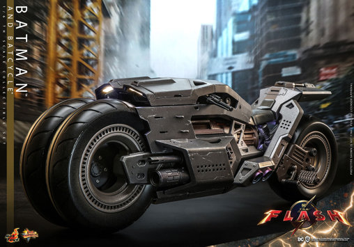 The Flash: Batman and Batcycle, 1/6 Figur von Hot Toys