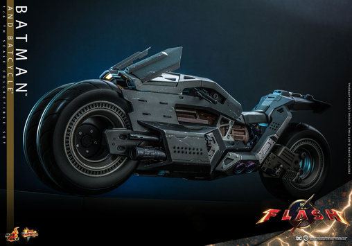 The Flash: Batman and Batcycle, 1/6 Figur von Hot Toys