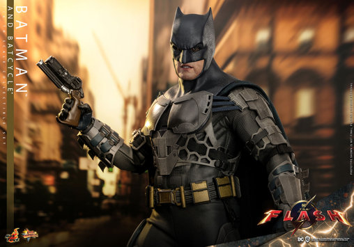 The Flash: Batman and Batcycle, 1/6 Figur von Hot Toys