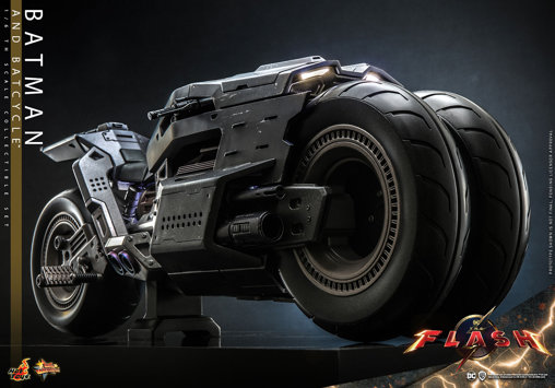 The Flash: Batman and Batcycle, 1/6 Figur von Hot Toys