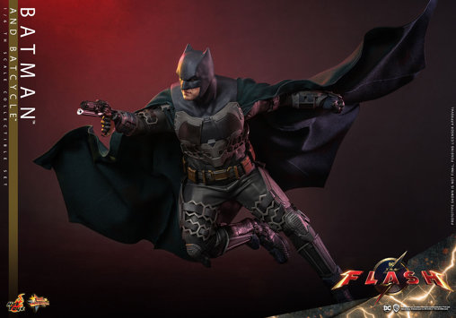 The Flash: Batman and Batcycle, 1/6 Figur von Hot Toys