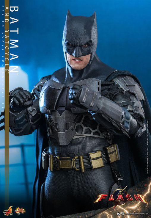 The Flash: Batman and Batcycle, 1/6 Figur von Hot Toys