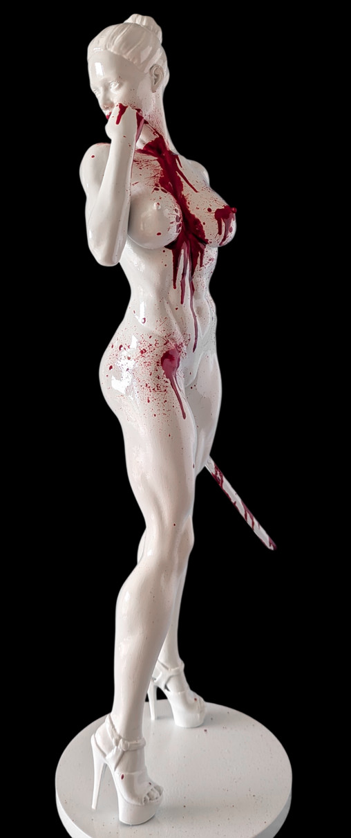 Under the Skin: Beatrice - Blutrausch, Statue von SPACEart