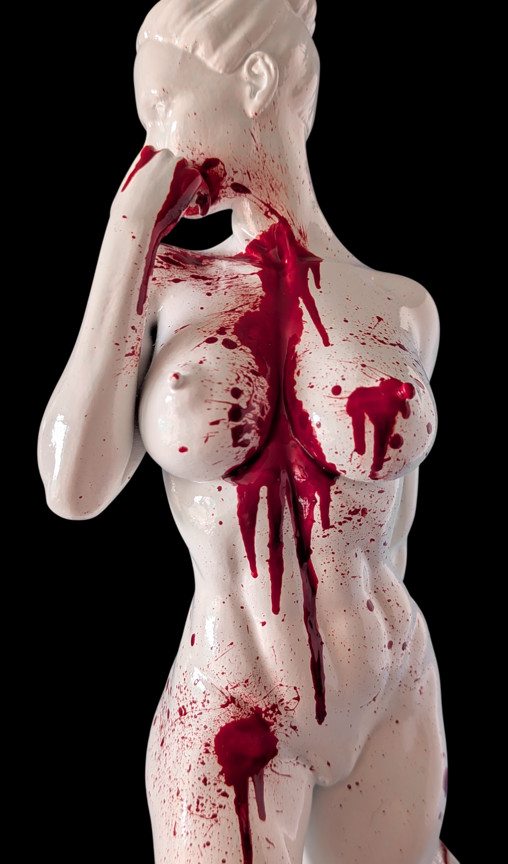 Under the Skin: Beatrice - Blutrausch, Statue von SPACEart