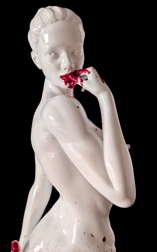 Under the Skin: Beatrice - Blutrausch, Statue von SPACEart