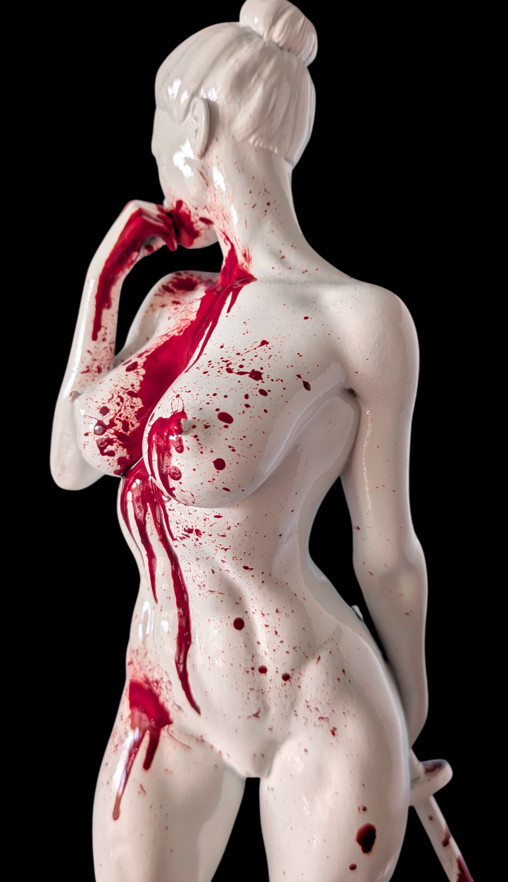 Under the Skin: Beatrice - Blutrausch, Statue von SPACEart