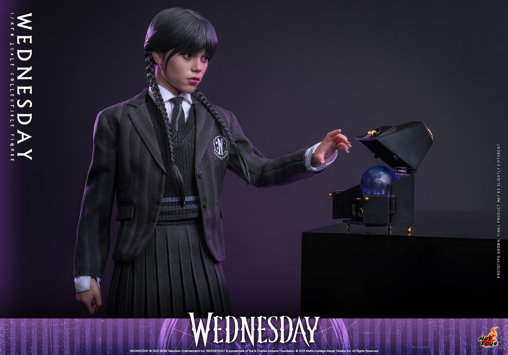 Wednesday: Wednesday Addams, 1/6 Figur von Hot Toys